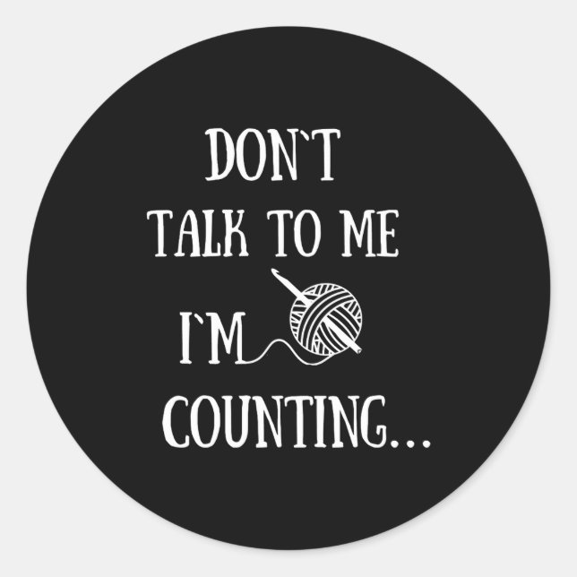 Adesivo Redondo Dont Talk To Me Im Counting Funny Crochet  (Frente)