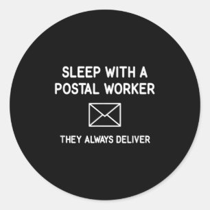 Adesivo Redondo Dorme Com Um Empregado Postal Que Sempre Entregam,
