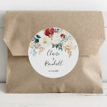 Adesivo Redondo Dourada Borgonha Branca<br><div class="desc">Este adesivo floral clássico floral branco-burguês é perfeito para uma recepção de casamento rústica. A design apresenta a cor-de-água,  flores brancas,  borrifadas e douradas e bagas com folhagem verde dispostas em buquês elegantes.</div>