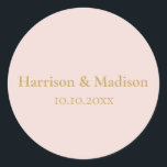 Adesivo Redondo Dourada cor-de-rosa, favoritos de casamento person<br><div class="desc">Dourado rosa cor-de-rosa Monograma personalizado Vinheta redonda Clássica personalização texto personalizado Ventilação de presente de casamento Pala redonda Clássica Letras de ouro Falsas,  fundo rosa pincelado</div>