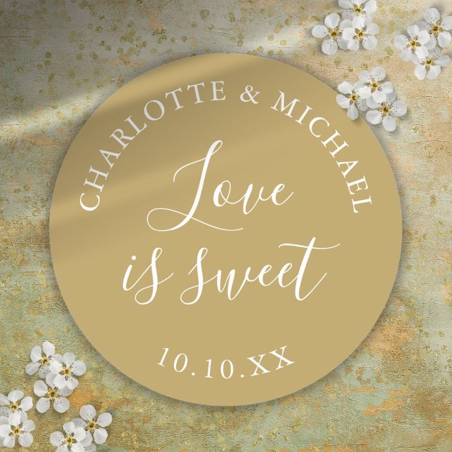 Adesivo Redondo Dourado amor é um doce favor de casamento (Gold Love Is Sweet Wedding Favor Classic Round Sticker)
