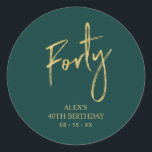 Adesivo Redondo Dourado e verde 4aniversário de 40 anos. Obrigado<br><div class="desc">Este simples obrigado personalizado que você adesivo adicionará detalhes de na moda ao seu dia especial. Este design apresenta um script dourado moderno com a letra " Quarenta" com um fundo verde. Convites de aniversário de 40 anos correspondentes e suprimentos de festa estão disponíveis no meu compro BaraBomDesign.</div>
