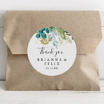 Adesivo Redondo Dourado Floral Tropical Verde Obrigado Favor De Ca<br><div class="desc">Esse obrigado verde tropical de ouro que você fez para o casamento... o favor de um adesivo redondo clássico é perfeito para um casamento de destino. A design apresenta predominantemente folhagem verde-aquosa pintada manualmente, associada a flores douradas. Faça com que a etiqueta do adesivo seja sua, incluindo seus nomes, o...</div>
