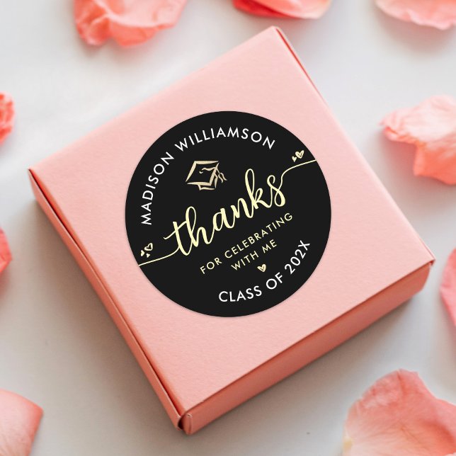 Adesivo Redondo Dourado Graduação Preto Moderno Obrigado Boné Scri (Criador carregado)