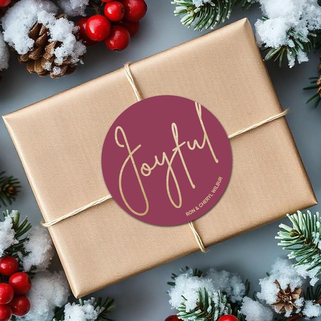 Adesivo Redondo Dourado JOYFUL no Natal (JOYFUL in gold script on cranberry Christmas 3" Round Stickers)