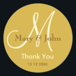 Adesivo Redondo Dourado Metálico Obrigado Monograma de Casamento<br><div class="desc">Vinhetas iniciais com noiva e nome noivo, data de casamento e obrigado mensagem para expressar sua gratidão no dia do seu casamento ou em qualquer ocasião especial. Este adesivo de casamento monograma está em fundo de cor Dourada Metálico.Mais cores estão disponíveis para sua escolha. Você também pode personalizar a cor...</div>