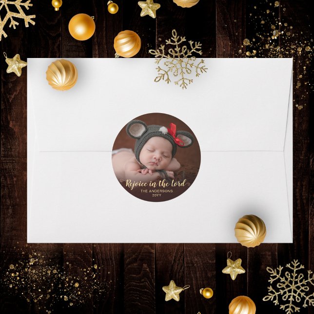 Adesivo Redondo Dourado Natal religioso Natal (This rustic religious Christmas card sticker has a warm, gold and brown color palette.)