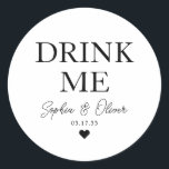 Adesivo Redondo DRINK ME Dessert Candy Heart Bar<br><div class="desc">Um Clássico Negro Obrigado Vestido de Casamento com "Beba-me" em uma fonte elegante moderna clássica. Você pode personalizá-lo facilmente com seus nomes e data de casamento.</div>
