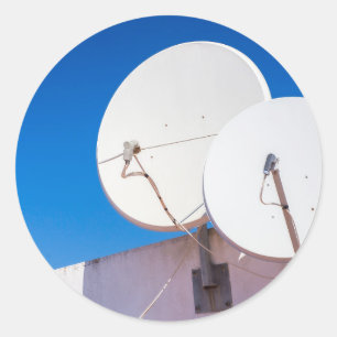 Adesivo Redondo Duas antenas parabólicas brancas na parede da cas