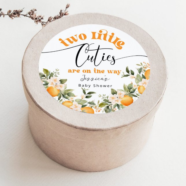 Adesivo Redondo Duas pequenas cuecas de laranjas chá de fraldas (Criador carregado)