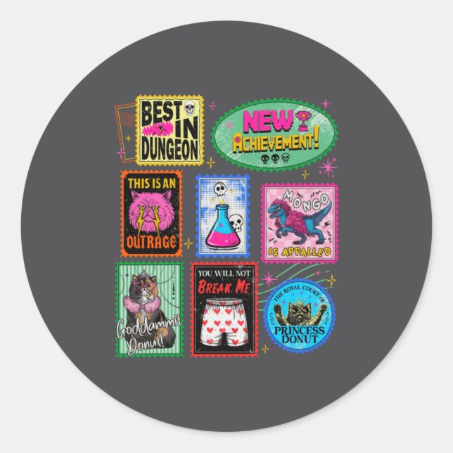 Adesivo Redondo Dungeon Crawler Carl Retro Funny  (Frente)