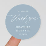 Adesivo Redondo Dusty Blue A Sweet Obrigado Favor De Casamento<br><div class="desc">Dusty Blue A Sweet Obrigado A Favor De Casamento Stickers</div>