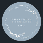 Adesivo Redondo Dusty Blue Floral Wreath Monograma Personalizado<br><div class="desc">Dusty Blue Floral Wreath Monograma Clássico Redondo Personalizado</div>