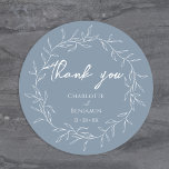 Adesivo Redondo Dusty Blue Minimal Casamento de Folha Obrigado<br><div class="desc">Este obrigado de casamento de folhas mínimas, azul empoeirado, seu design clássico, redondo, encarna perfeitamente uma estética romântica moderna. Apresentando uma mistura clássica de fundo azul empoeirado com padrões mínimos de folhas brancas graciosamente complementados por um simples roteiro de caligrafia emparelhado com uma fonte serif subestimada. O resultado é uma...</div>