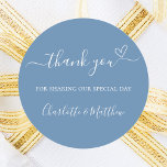 Adesivo Redondo Dusty Blue obrigado seu casamento de coração<br><div class="desc">Um fundo cor azul empoeirado. Com o texto: Obrigado por compartilhar nosso dia especial,  com um coração pequeno. Personalize e adicione seus nomes.</div>