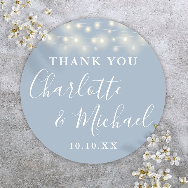 Adesivo Redondo Dusty Blue String Lights Casamento Favor Obrigado (Dusty Blue String Lights Wedding Favor Thank You Classic Round Sticker)