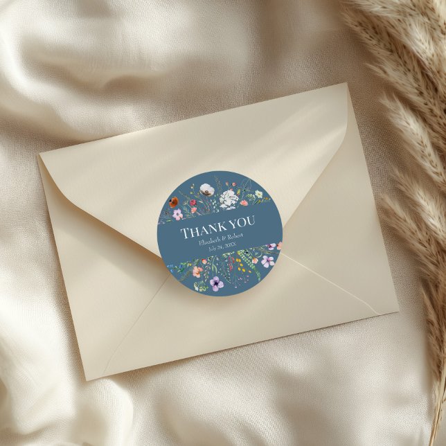 Adesivo Redondo Dusty Blue Wildflower Casamento de Prados Obrigado (Dusty Blue Wildflower Meadow Wedding Thank You Classic Round Sticker on a small envelope.)