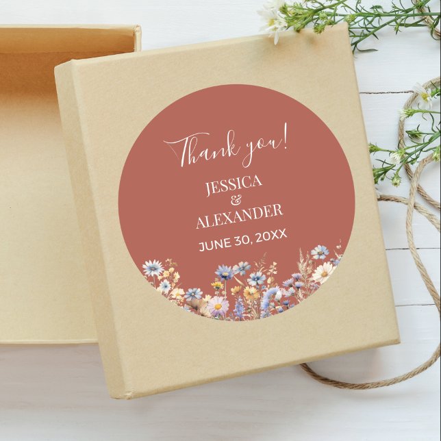Adesivo Redondo Dusty Blue Wildflower Terracotta Casamento Obrigad (Terracotta Wildflowers Elegant Thank You Sticker with Couple Names, Date, Dusty Blue Wildflowers.)