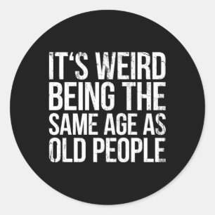 Adesivo Redondo É Estranho Ter A Mesma Idade Que As Pessoas Antiga