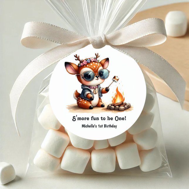 Adesivo Redondo "É mais divertido ser um!" Primeiro aniversario De ("S'more Fun to Be One!" Deer Camping 1st Birthday Classic Round Sticker)