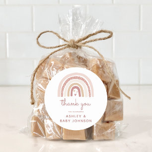 Adesivo Redondo É um Chá de fraldas do Arco-Íris de Garota Boho Ob