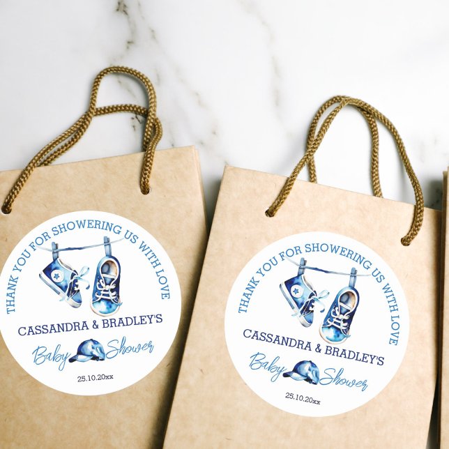 Adesivo Redondo É um garoto calçado azul de bebê obrigado você fav (It's a boy baby shower thank you favor gift stickers blue baby shoes sneakers on a line sports cap)