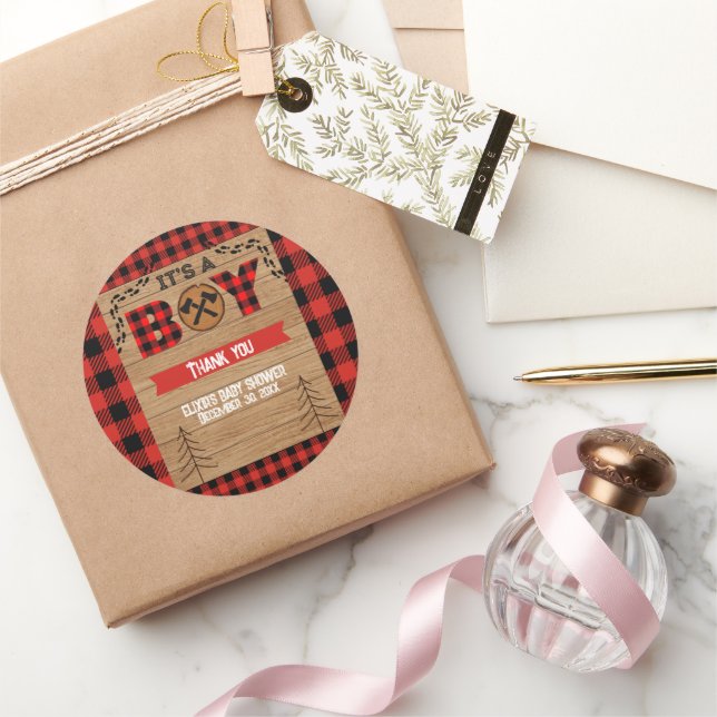 Adesivo Redondo É um garoto, Xadrez Rustic Wood (Presentear)