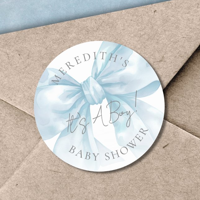 Adesivo Redondo É um menino Chá de Bebê com Laço Azul (It's A Boy Blue Bow Baby Shower Classic Round Sticker)
