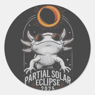 Adesivo Redondo Eclipse Solar Parcial 2025 Anfíbio Axolotl