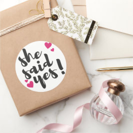 Adesivo Redondo Ela Disse Sim! Celebração de Noivado - Romântico