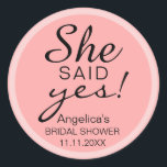 Adesivo Redondo 'ELA DISSE SIM' Chá de panela Pink Envelope favor<br><div class="desc">Etiquetas/rótulos personalizados e adoráveis para os favores de presentes de chá de panela ou selos de envelopes. "Ela disse sim!" com um padrão de fundo rosa. Modelos editáveis - adicione seu texto.</div>