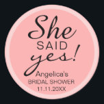 Adesivo Redondo 'ELA DISSE SIM' Chá de panela Pink Envelope favor<br><div class="desc">Etiquetas/rótulos personalizados e adoráveis para os favores de presentes de chá de panela ou selos de envelopes. "Ela disse sim!" com um padrão de fundo rosa. Modelos editáveis - adicione seu texto.</div>