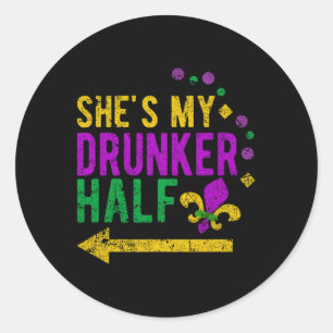 Adesivo Redondo Ela é a minha metade de Casais de Bebado Mardi Gra