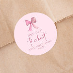 Adesivo Redondo Ela é Casando de Arco de Rosa<br><div class="desc">Esta é a Casando Pink Chá de panela Party Favor Stickers!</div>