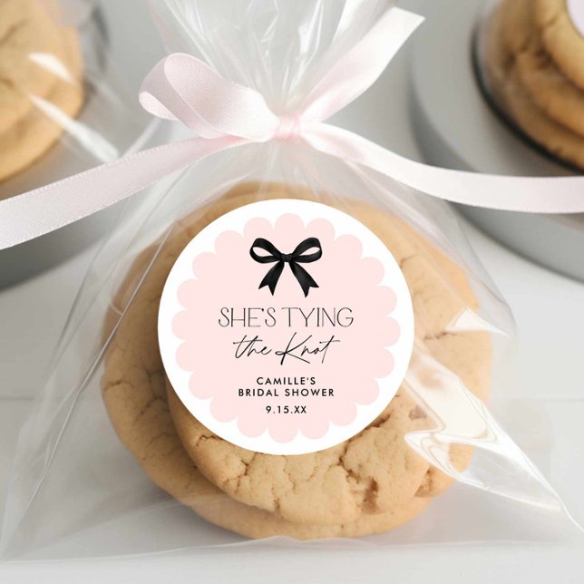 Adesivo Redondo Ela é Chá de panela de Arco de Casando (Pink She's tying the knot round sticker)