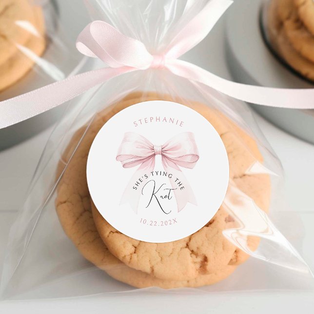 Adesivo Redondo Ela é Chá de panela de Casando (Criador carregado)