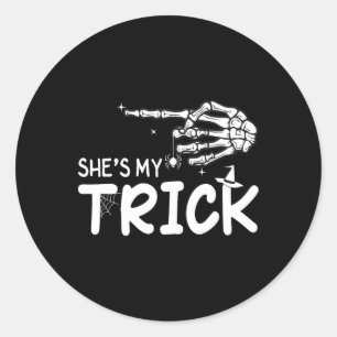 Adesivo Redondo Ela é minha Casal de truques Skeleton Halloween