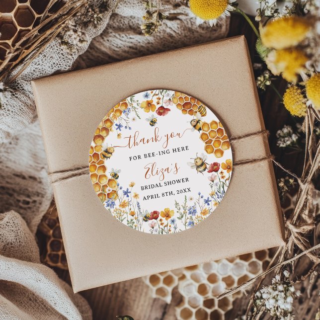 Adesivo Redondo Ela Encontrou Sua Abelha De Mel Obrigado Chá de pa (She Found Her Honey Bee Thank You Bridal Shower Classic Round Sticker)