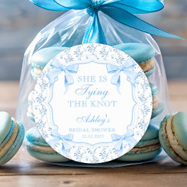 Adesivo Redondo Ela Está Amarrando o Laço Azul Vintage