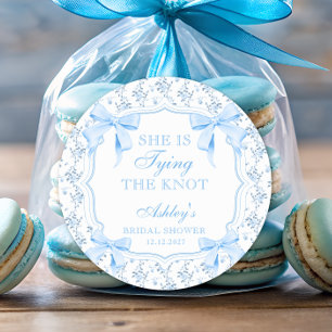 Adesivo Redondo Ela Está Amarrando o Laço Azul Vintage