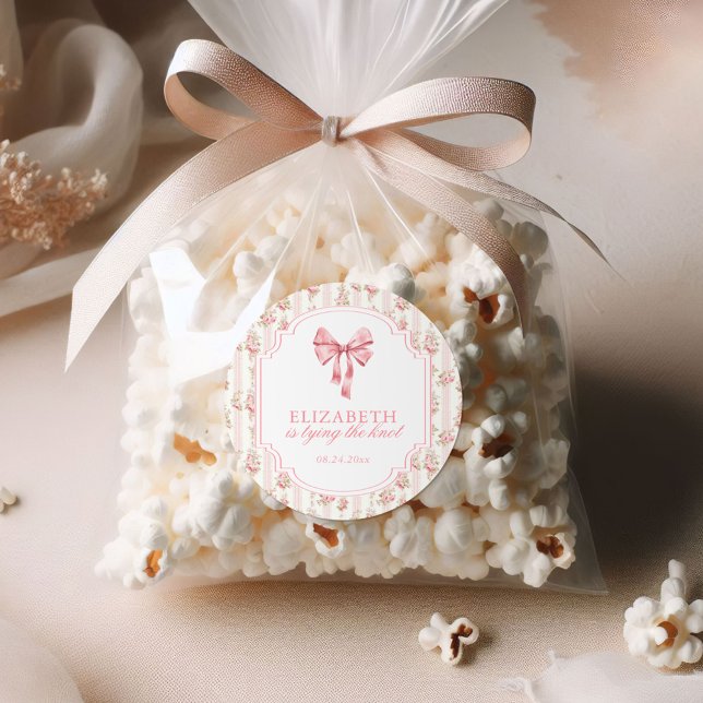 Adesivo Redondo Ela Está Amarrando o Laço Coquette Festa de Chá de (Criador carregado)