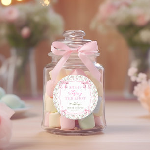 Adesivo Redondo Ela Está Dando o Nó Laço Rosa Vintage