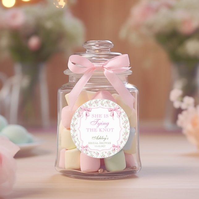 Adesivo Redondo Ela Está Dando o Nó Laço Rosa Vintage (Criador carregado)