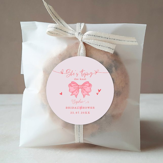 Adesivo Redondo Ela Está Dando o Nó Rosa Bege Chuveiro de Noiva (Criador carregado)