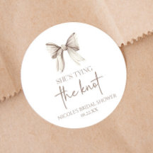 Ela Está Fazendo o Nó Laço Branco Chuveiro de Noiv