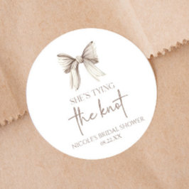 Adesivo Redondo Ela Está Fazendo o Nó Laço Branco Chuveiro de Noiv