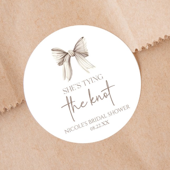 Adesivo Redondo Ela Está Fazendo o Nó Laço Branco Chuveiro de Noiv (Criador carregado)