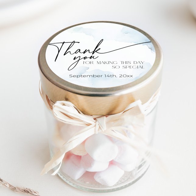 Adesivo Redondo Ela está no Coud Nove Algo Azul Bridal Obrigado (shes tying the knot blue clouds thank you gift sticker)