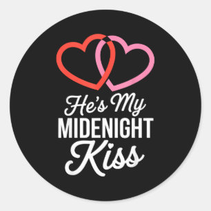 Adesivo Redondo Ele é Meu Beijo da Meia-Noite Ano Novo Casal Combi