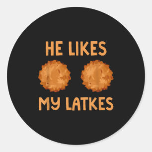 Adesivo Redondo Ele Gosta das Minhas Latkes Par Hanukkah Casal Jud